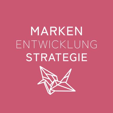Text in rot: "Marken Entwicklung Strategie" mit geometrischem Kranich-Design.