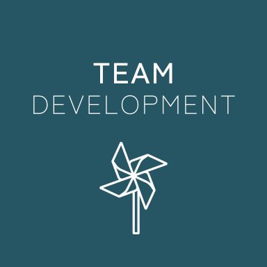 Text "TEAM DEVELOPMENT" über einem stilisierten Windrad auf türkisfarbenem Hintergrund.
