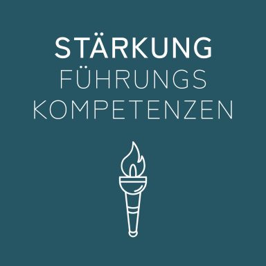 Text: "Stärkung von Führungskompetenzen, symbolisiert durch eine Fackel."