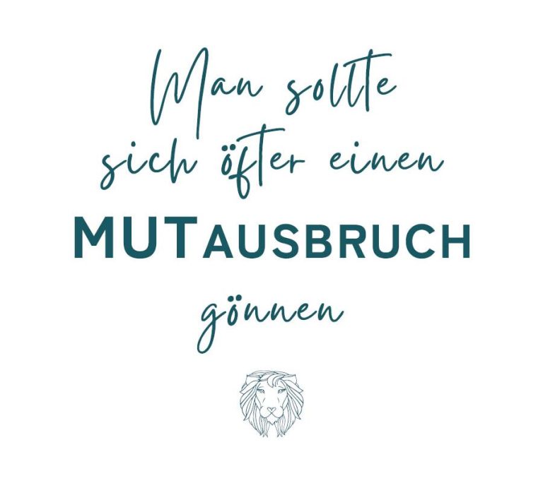 Frau mit langen blonden Haaren und lächelndem Gesicht in einem hellen Raum.